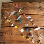 ピンク、イエロー、ブルーのドライフラワーガーランド