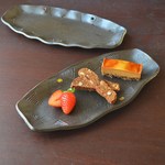 縁波皿／黒・焼き〆陶器（レンジ、オーブン、食洗器対応）