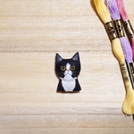 ネコの刺繍ブローチ  〜ハチワレ〜