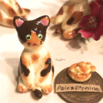 すこ座りにゃんこパン(ハチワレ)