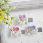 【再販】スミレのお花刺繍のヘアクリップ (ベビー・キッズ)