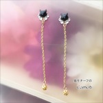 猫と小さな透かしボールピアス（ビジュー）黒猫