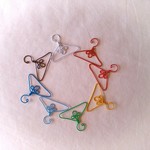 ミニハンガー８色８個セット5.5ｃｍ♪赤・白・水・やさしい赤・黄・青・緑・黒