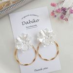 ホワイトフラワー×アンティークリングの上品ピアス/イヤリング✨2Way・春・夏 揺れる ゆらゆら