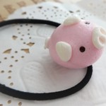 ピンクのブタ饅頭のヘアゴム