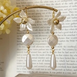 耳に優しい魔法のイヤリングorピアス【パールフラワーゴールド×カットパールビジュー×パールドロップビジュー】痛くない！落ちにくい！と好評♡