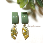 再販540円☆長方形(グリーン)☆小ぶり花レジンのピアス/イヤリング