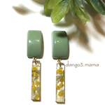 540円☆長方形(グリーン)☆小ぶり花レジンのピアス/イヤリング