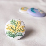 【特集掲載】小さな溢れるミモザ　刺繍ブローチ