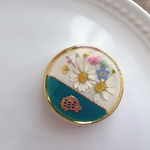 ハリネズミと白いお花のピルケース