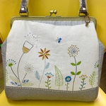持ち手付きがま口・ボタニカルデザインbag(*^▽^*)❣️