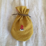 刺繍の巾着ポーチ「手編みの帽子をかぶったシーズー」