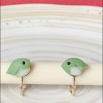 春を告げる羽ばたく鶯(うぐいす)イヤリング(金具ゴールド)