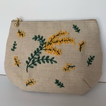 ミモザの刺繍コロリンポーチ
