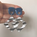 インスタのストーリーを高速タップで飛ばし見する女がつけるピアス