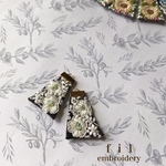 揺れる花刺繍のイヤーアクセサリー