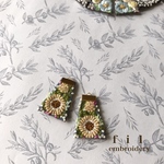 揺れる花刺繍のイヤーアクセサリー