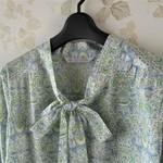 Ｌサイズ　リバティ　ロデンの　ボウタイブラウス　