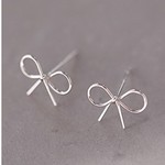 超かわいい系　ワイヤーリボン　ピアス　シルバー