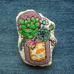 多肉植物の寄せ植え刺繍ブローチ
