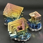 ビスマス結晶 No.079 キューブケース付き [鉱物標本]