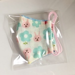 S  ダブルガーゼ立体マスク Sサイズ うさぎとお花（内側は水色のハート柄）