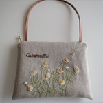 持ち手付き刺繍のポーチ（カモミール）18cm