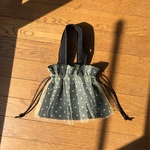 チュールがかわいい黒の巾着風バッグ
