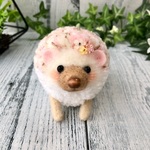 チークでおめかし*ふわふわハリネズミ* ぬいぐるみ (毛糸と羊毛フェルト) ベビーピンク