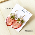 <今季最後の再販>* strawberry * いちごのシャラシャラピアス/イヤリング 押しフルーツ 苺