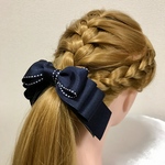 ネイビーの大人可愛い大きめの揺れるヘアリボン ポニーフック　ステッチ柄
