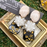 個性的＊black cat flower ball ヌーディベージュ ピアス/イヤリング