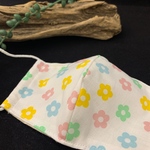 子供マスク。レトロ花。白