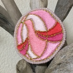 刺繍ブローチ　桜色の鳥