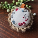 手刺繍と編みかごの針山さん