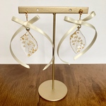 かすみ草とリボンのピアス.イヤリング（ホワイト）