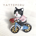 自転車を漕ぐ猫のブローチ