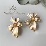 【clair】マットゴールド 大ぶり　フラワーピアス