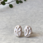 陶製のピアス / 白・葉っぱ