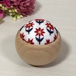 ピンクッション  赤い小花の刺繍