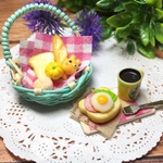 カゴ入りミニチュアパンとクマ型食パンのモーニングセット 〜エメラルドグリーン色のカゴ〜