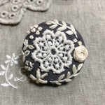 お花の刺繍ブローチ　レースとオフホワイト