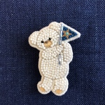 ビーズ刺繍ブローチ クマのぬいぐるみ 青旗