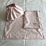 送料無料　ピンクにキラキラさくらんぼ🍒のお弁当袋　コップ入れ　ランチョンマットのセット