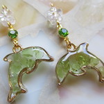 ◇2811【受注制作】🍀ペリドットのイルカとお花　ピアス・イヤリング🐬🌼 