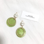 ピスタチオカラーのシェルピアス