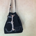 斜めがけできる巾着ショルダーバッグ ネイビー