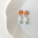 再販　お花とビーズのゆらゆら刺繍ピアス/イヤリング　ぽかぽかオレンジ