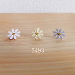 シンプルなのになぜかかわいいお花のピアス（ノンホールピアス）
