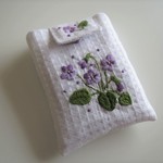 スミレの刺繍カードケース